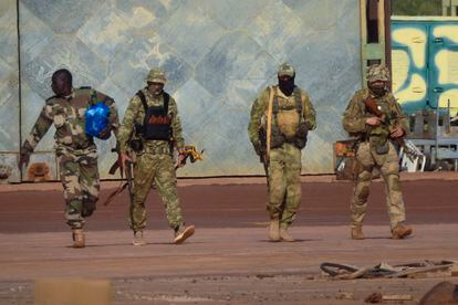 Mercenarios rusos en el norte de Malí, en una fotografía sin fecha distribuida por militares franceses.