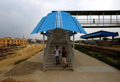 People walk along the bridge at the newly constructed Jainagar railway station in Jainagar, India, June 5, 2017. REUTERS/Navesh Chitrakar  SEARCH "CHITRAKAR RAILWAY" FOR THIS STORY. SEARCH "WIDER IMAGE" FOR ALL STORIES.