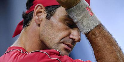 Roger Federer, durante un partido de la temporada pasada. / H. RETAMAL (AFP)