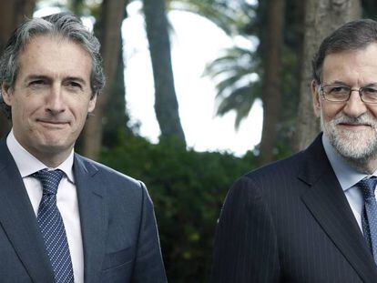 Mariano Rajoy, presidente del Gobierno con el PP, junto a su ministro de Fomento hasta junio de 2018, Íñigo de la Serna.
