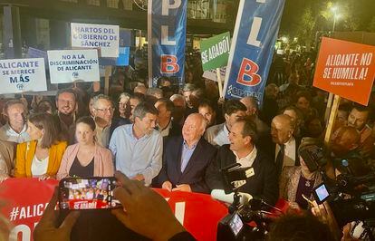 Protesta de empresarios por la baja inversión de los PGE en la provincia de Alicante. Al frente de la pancarta, Carlos Mazón, del PP, Ana Vega, de Vox, y Ruth Merino, de Cs, en la pancarta.