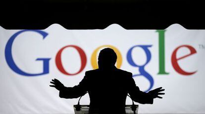 El gobernador de Georgia, Nathan Deal, frente al logo de Google.