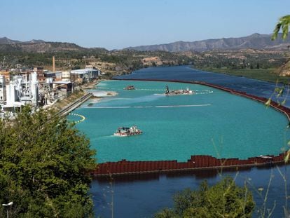 Trabajos de descontaminaci&oacute;n en la planta de Ercros en Flix.