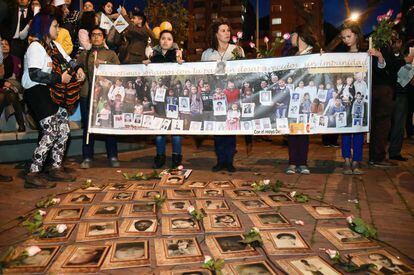 Fotos de personas desaparecidas son expuestas en la calle, frente a la pantalla gigante donde se retransmite desde La Havana (Cuba) el acuerdo de paz entre el Gobierno de Colombia y las FARC, en Bogotá (Colombia).