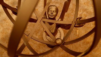 Estatua de los premios Emmy a la entrada de la ceremonia de premiación, en el Teatro Microsoft de Los Ángeles, este lunes.