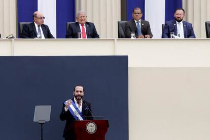 Nayib Bukele delivers his inauguration speech in Plaza Barrios in San Salvador, in June 2019. Above him, Salvador Sánchez Cerén, the outgoing president, and members of his cabinet. 