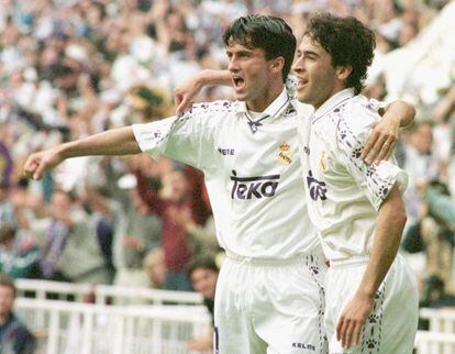 Christian Panucci felicita a Raúl tras marcar un gol en un partido de Liga de 1997 contra el Extremadura.