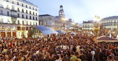 Concentración de jóvenes ayer en la Puerta del Sol de Madrid convocada por Democracia Real Ya para pedir un cambio político y social.