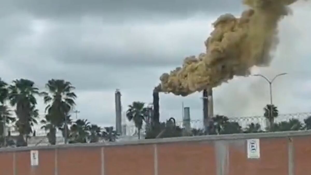 Nuevo León amenaza con cerrar refinería Cadereyta, Pemex defiende que no genera riesgos