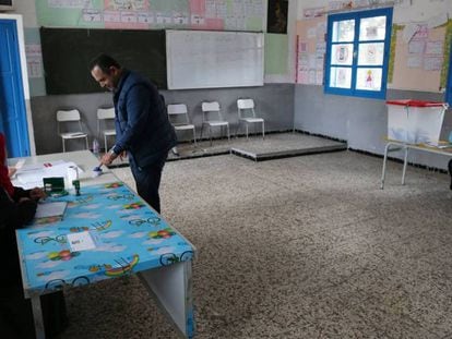 Un hombre ejerce su derecho al voto en un colegio electoral vacío en Túnez