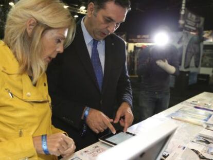 El consejero de Turismo y Deporte de la Junta de Andaluc&iacute;a, Francisco Javier Fern&aacute;ndez, junto a la consejera delegada de Cetursa, Mar&iacute;a Jos&eacute; L&oacute;pez (i), en el estand de la estaci&oacute;n de la estaci&oacute;n de Sierra Nevada durante la promoci&oacute;n de la estaci&oacute;n en la Feria de Esqu&iacute; y Snowboard Norte de Manchester (Reino Unido). 