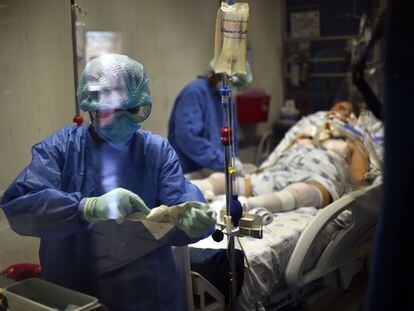 Personal médico atiende a un paciente de coronavirus en un hospital en la Ciudad de México.