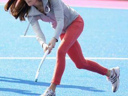 Kate Middleton, jugando al hockey.