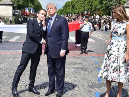 Los presidentes Macron y Trump en los Campos Elíseos de París tras haber asistido al desfile militar.