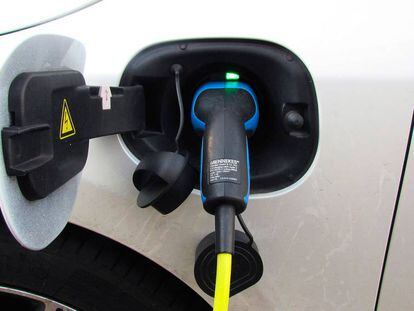 Un coche eléctrico conectado a un punto de carga.