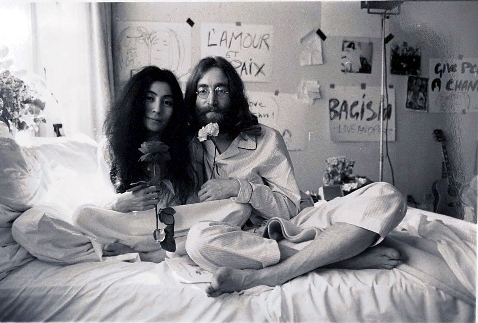 El cantante John Lennon posa en pijama en la cama junto a su mujer Yoko Ono.Cordon. 