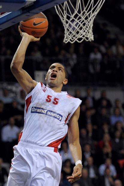 Nicolas Batum realiza una entrada a canasta.