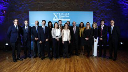 Imagen de los representantes de las empresas galardonadas en la X edici&oacute;n de los premios CincoD&iacute;as a la Innovaci&oacute;n junto a autoridades y responsables del grupo PRISA.