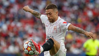 Papu Gómez controla el balón durante el encuentro contra el Salzburgo en el Ramón Sánchez-Pizjuán.