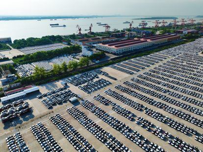 Vehículos de Chery Automobile esperan para ser embarcados en el puerto de Wuhu, en China, en una imagen de archivo de 2023.