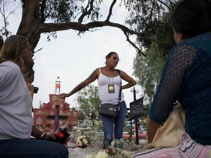 Kenya Cuevas y sus amigas frente a la tumba de Paola, la mujer trans cuyo asesinato dio comienzo al activismo de Cuevas.