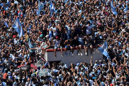 Llegada de la selección argentina tras ganar el Mundial de Qatar, en vivo |  Messi y la Copa del Mundo recorren Buenos Aires | Mundial Qatar 2022 | EL  PAÍS