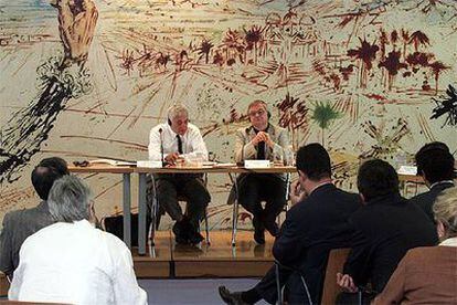 Peter Mayer (a la izquierda) y Hans-Peter Ubleis, ayer en la clausura del Primer Seminario Internacional del Libro de Bolsillo.