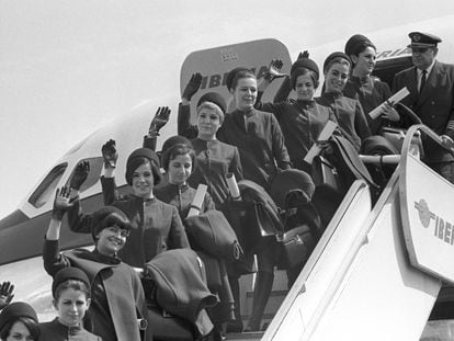 Un grupo azafatas del servicio de auxiliares de Iberia saludan tras su llegada de un vuelo internacional en 1968.