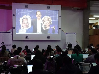 Periodistas observan el Segundo Debate en la sala de prensa de las instalaciones del Grupo MVS.