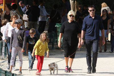 Hugh Jackman pasea con su esposa, Deborra-Lee Furness, y sus hijos por París, en 2011.