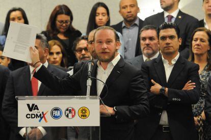 El alcalde de Benito Juárez, Santiago Taboada, junto a líderes de oposición, este miércoles en Ciudad de México.