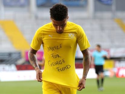 Sancho celebra uno de sus goles frente al Paderborn luciendo un mensaje de protesta por la muerte de George Floyd.