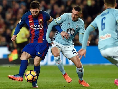 Messi intenta disparar ante la presi&oacute;n de Aspas.