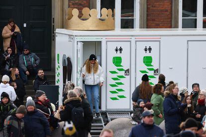 Una mujer sale de un baño portatil coronado en el centro de la capital danesa.