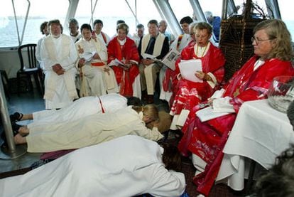 Ceremonia extraoficial de ordenación de tres mujeres católicas en Ontario, en 2005.