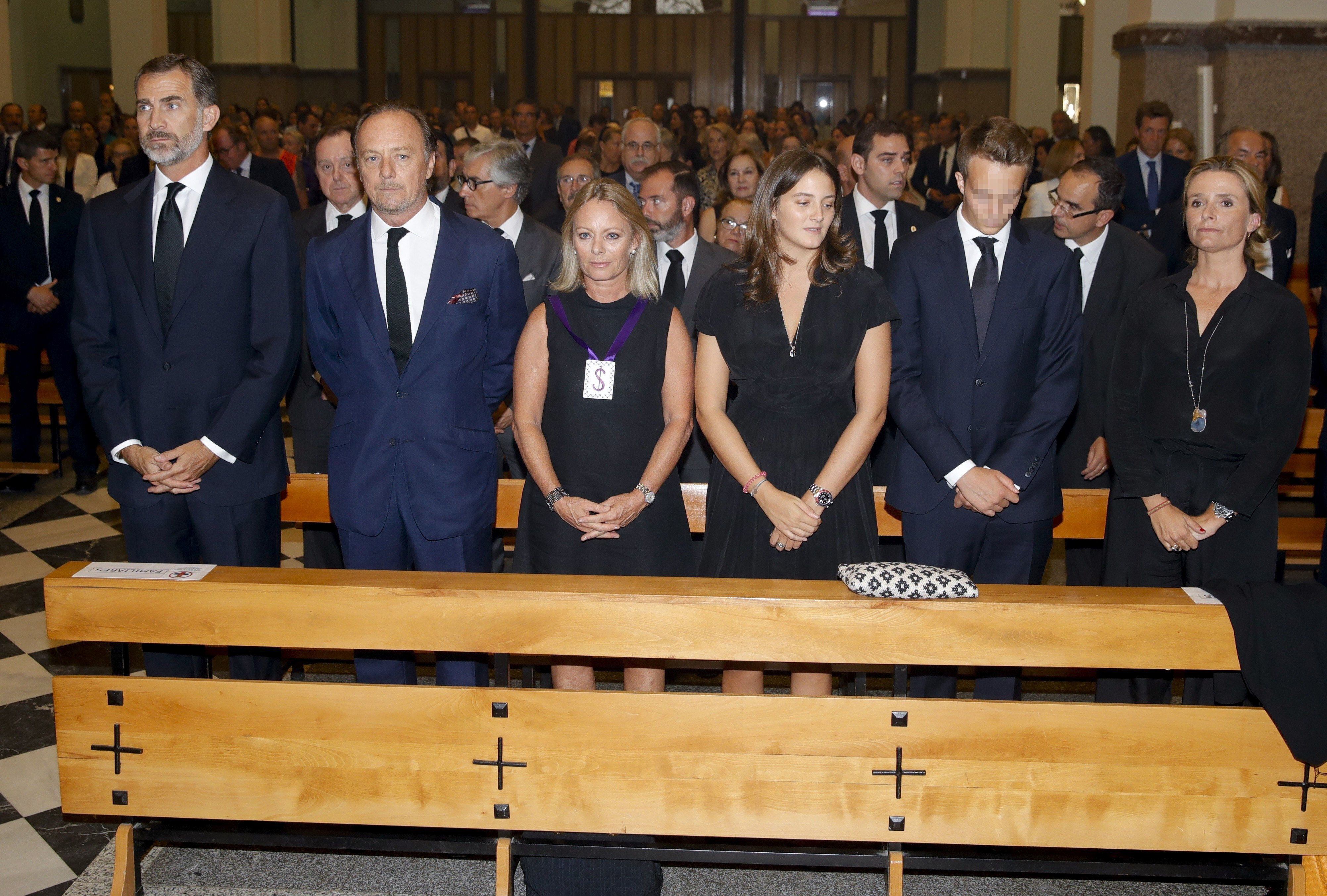 El rey Felipe VI asistió al funeral del duque de Medinaceli, que tuvo lugar el 6 de septiembre de 2016 en Madrid. En la imagen, de izquierda a derecha y junto al Rey: Pablo y Flavia Hohenlohe, hermanos del duque, y sus hijos; Victoria y Alexander, junto a la esposa de Pablo, María del Prado Muguiro.