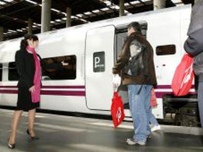 Un visitante sigue las instrucciones de una azafata durante la jornada de puertas abiertas de los trenes AVE, en la estaci&oacute;n de Atocha en Madrid. EFE/Archivo