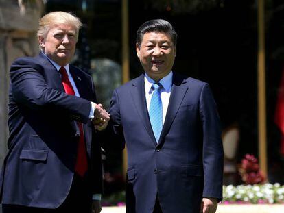 Donald Trump y Xi Jingping se dan un apret&oacute;n de manos en el resort Mar-a-Lago (Florida), propiedad del magnate, el viernes pasado.