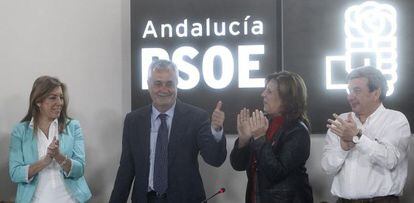 José Antonio Griñán saluda al comienzo de la ejecutiva del PSOE.