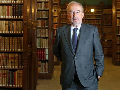 Santiago Mu&ntilde;oz Machado, en la biblioteca de la Real Academia.