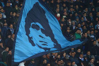 Los aficionados del Nápoles ondean una bandera con el rostro de Maradona.