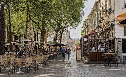 Terrazas en una céntrica calle de Breda, en los Países Bajos.