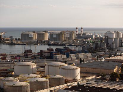 Tanques de Enagás, en la regasificadora del puerto de Barcelona.