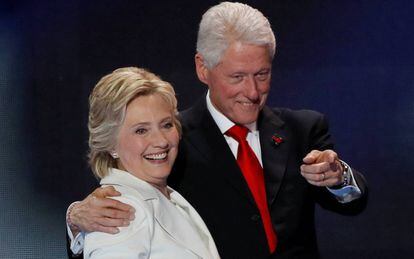 Hillary y Bill Clinton, en la última convención demócrata.