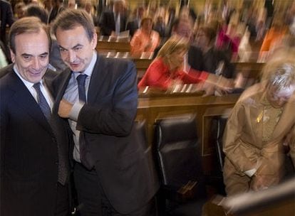 El nuevo portavoz del PSOE, José Antonio Alonso, y el presidente del Gobierno, José Luis Rodríguez Zapatero, abandonan el debate.