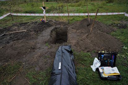 Place where Vasilyi Chernovoy, born in 1963, has been unearthed. He was shot dead by Russian forces on September 6 when they were withdrawing from Balakliia and the neighbors buried him the next day in this place where his body has now been recovered.