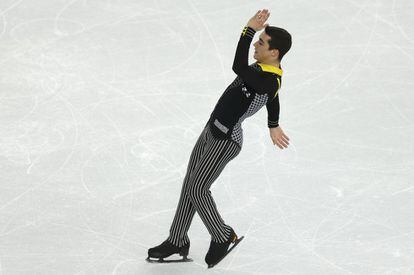 Javier Fernández, ejecuta una figura durante su programa corto en Sochi