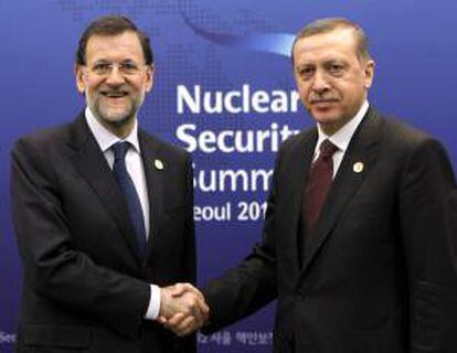 El presidente de Gobierno español, Mariano Rajoy, con el primer ministro turco, Recep Tayyip Erdogan, el pasado mes de marzo en la Cumbre de Seguridad Nuclear celebrada en Seúl. EFE/Archivo