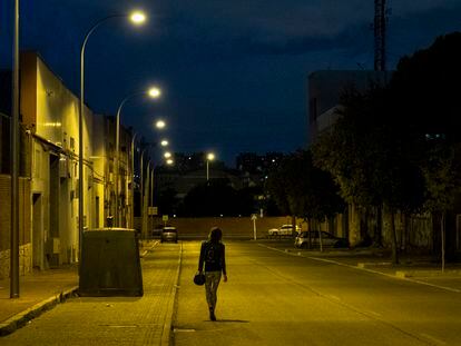 Una mujer que ejerce la prostitución camina por una calle del polígono de Villaverde, Madrid.