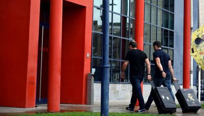 Dos agents de la Guàrdia Civil a la comissaria dels Mossos a Lleida el 19 d'octubre.